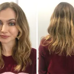 Vorher-Nachher-Vergleich eines Calligraphy Cut Haarschnitts. Die Frau hat schulterlanges, welliges blondes Haar.
