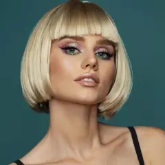 Blonde Frau mit fransig gestuftem Bob und auffälligem Make-up.