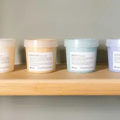 Vier Davines Haarmasken in verschiedenen Farben stehen nebeneinander. Wie oft Haarmaske verwenden? Diese Produkte bieten Pflege für lockiges, strapaziertes, coloriertes und widerspenstiges Haar.