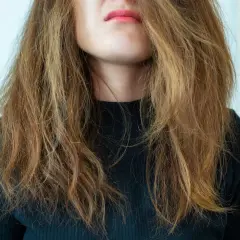 Frau mit strohigem Haar, das nach einer pre shampoo Behandlung schreit.