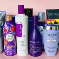 Silbershampoo-Sammlung für blondes & graues Haar. Zeigt Produkte von L'Oréal, Fanola, Kérastase & mehr. Ideal für den Anti-Gelbstich-Effekt.