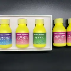 Ein brasilianisches Keratin Behandlungs-Kit mit Clarifying Shampoo, Keratin Solution und Maske in gelben Flaschen.