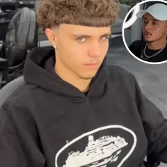 Junger Mann mit einem markanten Edgar Cut und einem lässigen Hoodie sitzt im Friseursalon. Im Kreis ist ein Mann mit Kappe zu sehen.