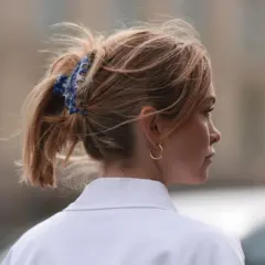 Blonde Haare hochstecken mit einer blauen Spange. Ein dezenter Look für den Alltag.