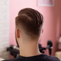Mann mit einem modernen Mid Fade French Crop Haarschnitt, der die Seiten sanft ausblendet.