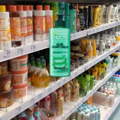 Garnier Fructis Aloe Air-Dry Cream im Regal. Viele Haarpflegeprodukte, darunter auch die gesuchte Creme, sind auf den Regalen eines Geschäfts zu sehen.