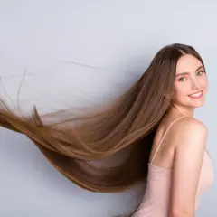Frau mit langen, wallenden Haaren, die nach einem Jahr Haare wachsen lassen beeindruckend aussehen.