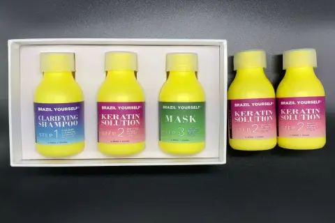 Ein brasilianisches Keratin Behandlungs-Kit mit Clarifying Shampoo, Keratin Solution und Maske in gelben Flaschen.