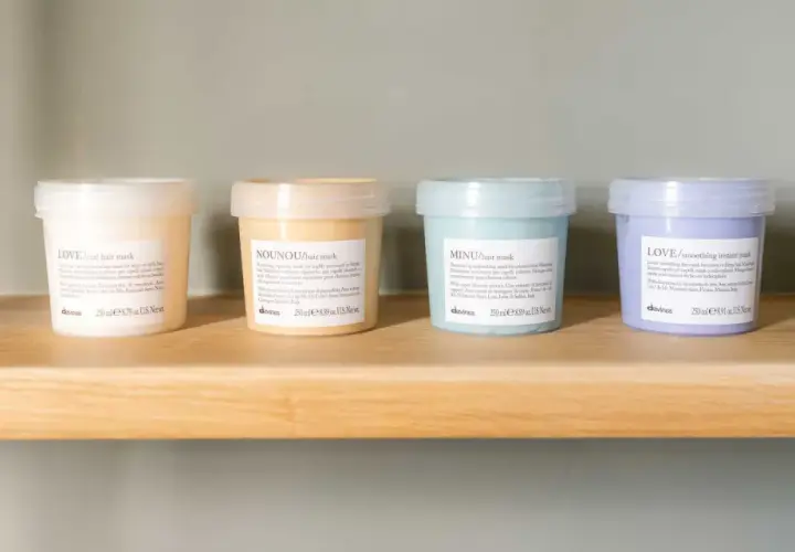 Vier Davines Haarmasken in verschiedenen Farben stehen nebeneinander. Wie oft Haarmaske verwenden? Diese Produkte bieten Pflege für lockiges, strapaziertes, coloriertes und widerspenstiges Haar.
