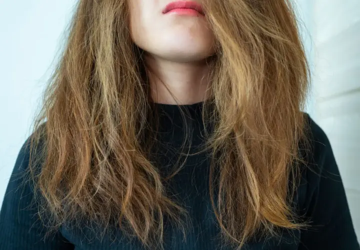 Frau mit strohigem Haar, das nach einer pre shampoo Behandlung schreit.
