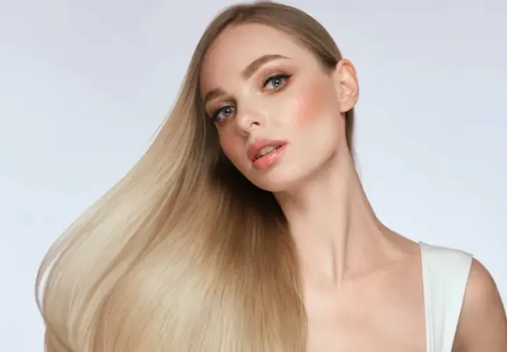 Blondes Haar, das glänzt und fällt, zeigt, wie man die Haarstruktur verbessern kann.