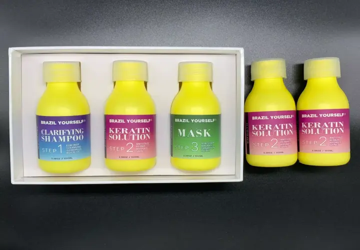Ein brasilianisches Keratin Behandlungs-Kit mit Clarifying Shampoo, Keratin Solution und Maske in gelben Flaschen.