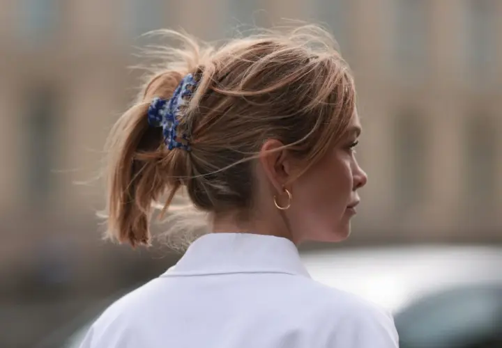 Blonde Haare hochstecken mit einer blauen Spange. Ein dezenter Look für den Alltag.