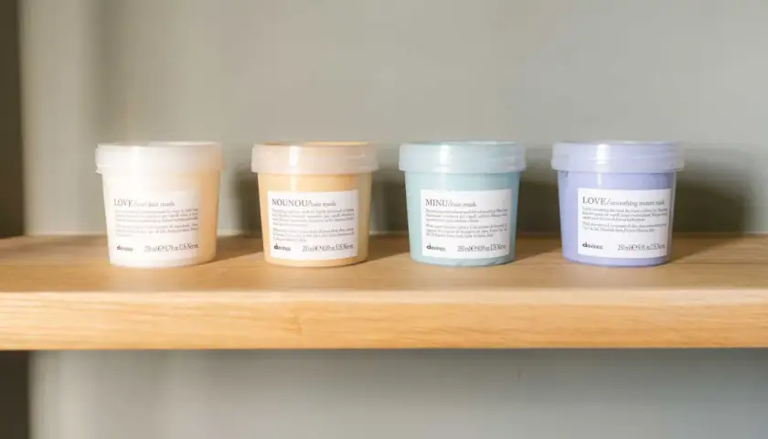 Vier Davines Haarmasken in verschiedenen Farben stehen nebeneinander. Wie oft Haarmaske verwenden? Diese Produkte bieten Pflege für lockiges, strapaziertes, coloriertes und widerspenstiges Haar.