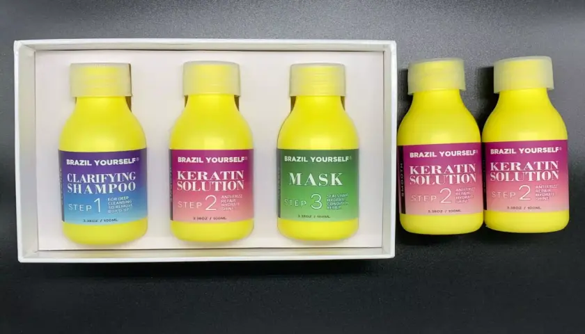 Ein brasilianisches Keratin Behandlungs-Kit mit Clarifying Shampoo, Keratin Solution und Maske in gelben Flaschen.