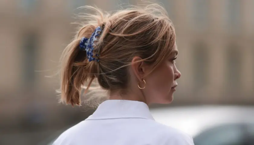 Blonde Haare hochstecken mit einer blauen Spange. Ein dezenter Look für den Alltag.