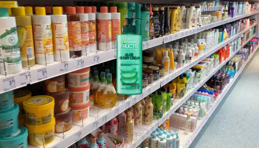 Garnier Fructis Aloe Air-Dry Cream im Regal. Viele Haarpflegeprodukte, darunter auch die gesuchte Creme, sind auf den Regalen eines Geschäfts zu sehen.
