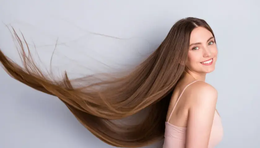 Frau mit langen, wallenden Haaren, die nach einem Jahr Haare wachsen lassen beeindruckend aussehen.