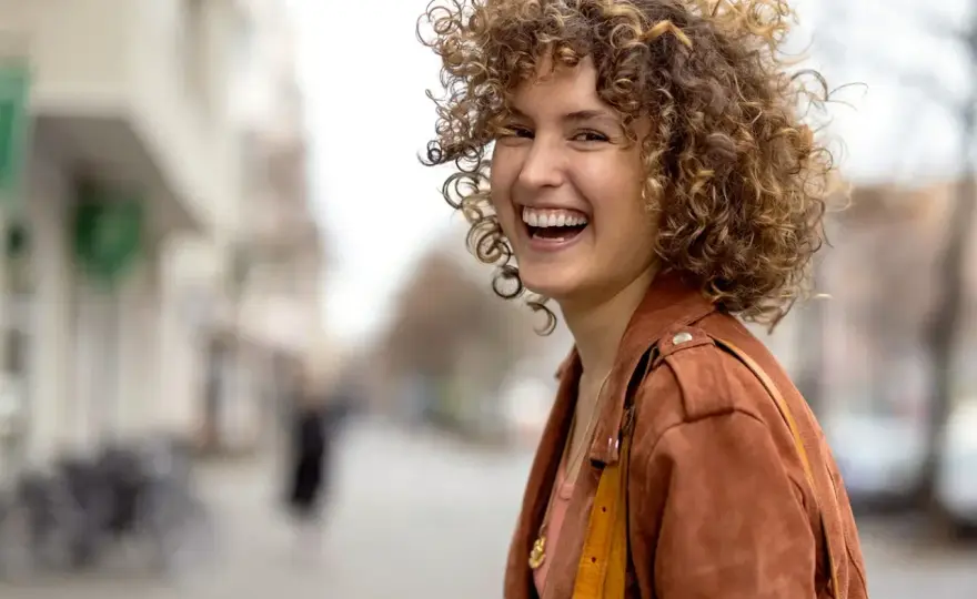 Locken richtig pflegen und stylen für weniger Frizz