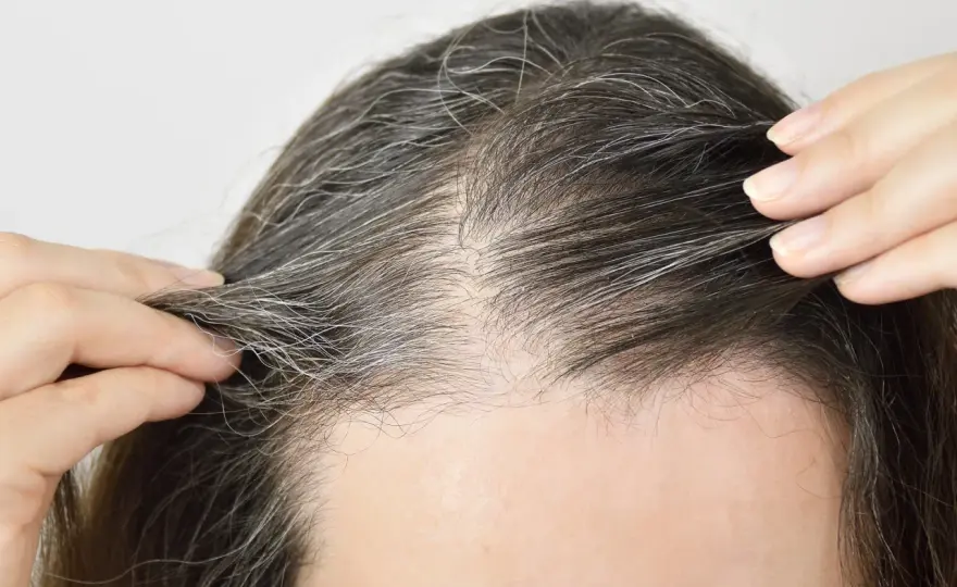 Ab wann bekommt man graue Haare? Das beeinflusst den Beginn