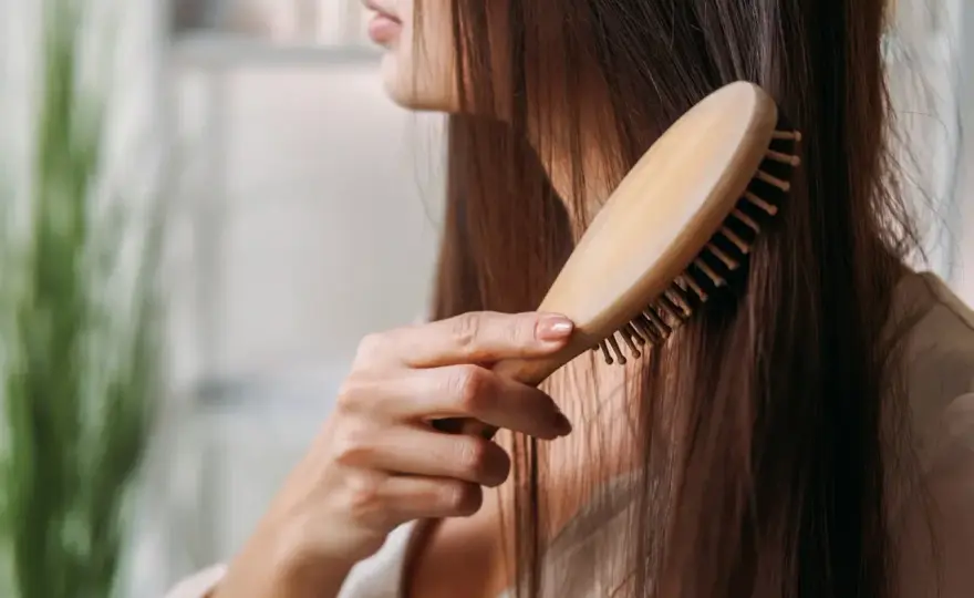 Extrem starker Haarausfall bei Frauen - Ursachen und Hilfe