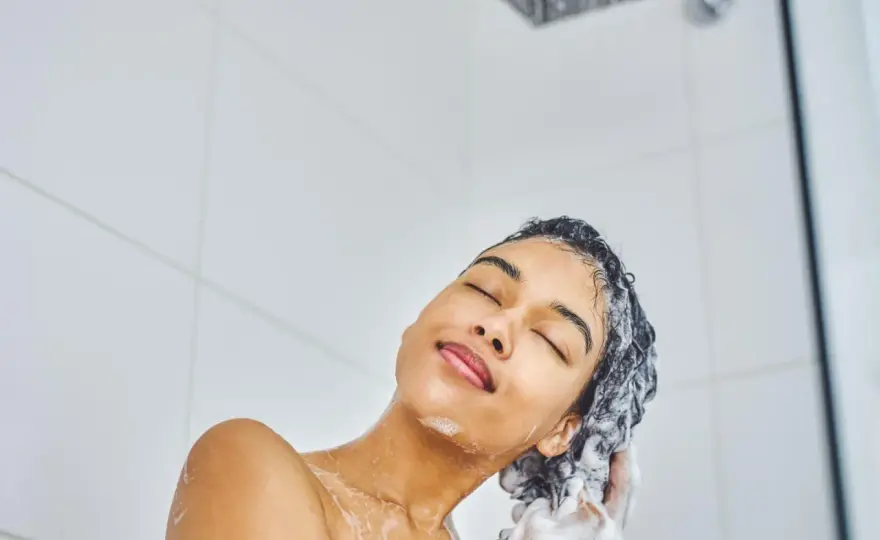 Tiefenreinigungsshampoo - Wann & wie für glänzendes Haar?
