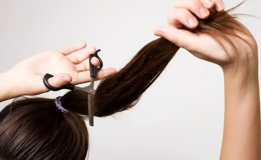 Lange Haare stufig schneiden - Dein DIY-Guide für Zuhause
