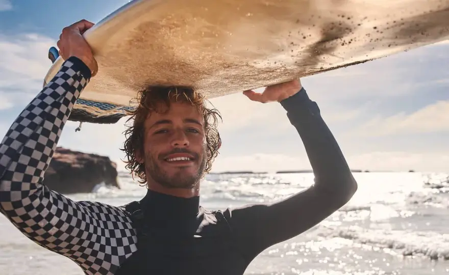 Surfer-Frisur Männer - Stylen, pflegen, Fehler vermeiden