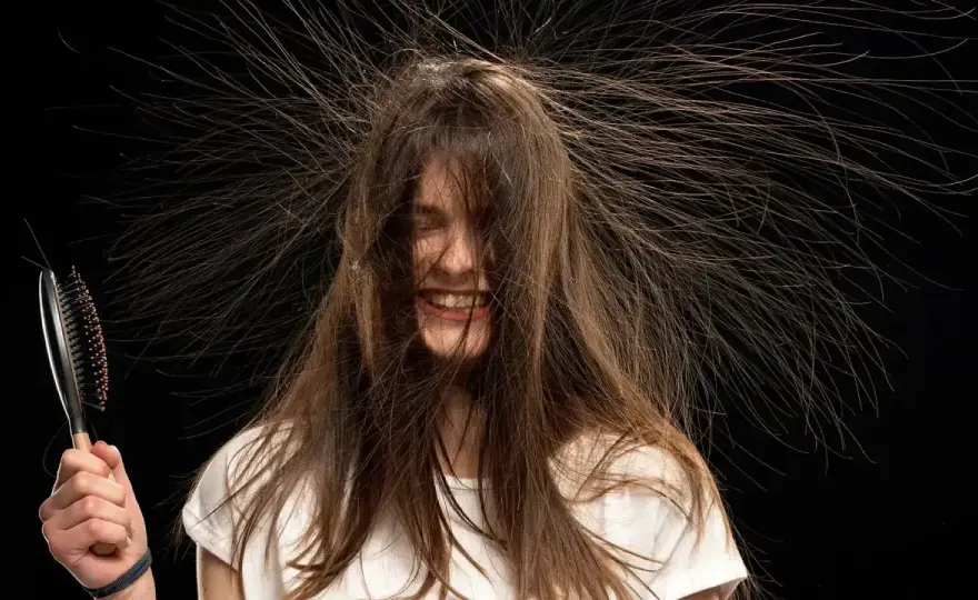 Statisch aufgeladene Haare? Soforthilfe & dauerhafte Lösung