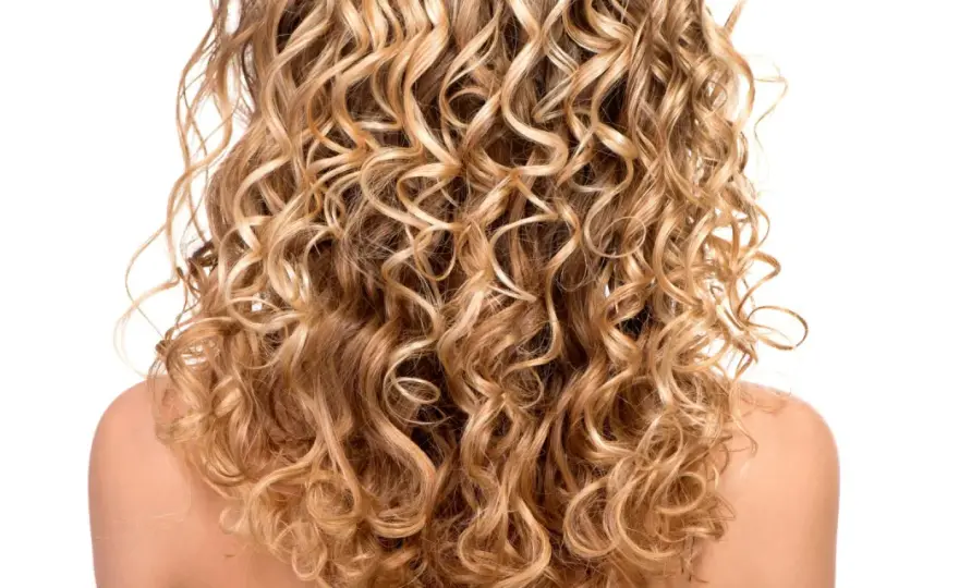 Locken pflegen und Frizz bändigen - so gelingt die Routine