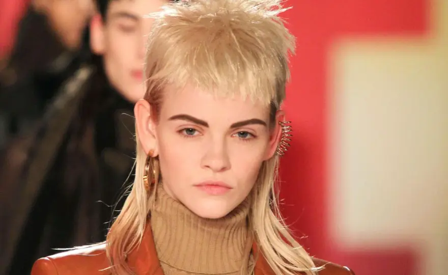 Lockiger Mullet - So gelingt der moderne Schnitt für Locken