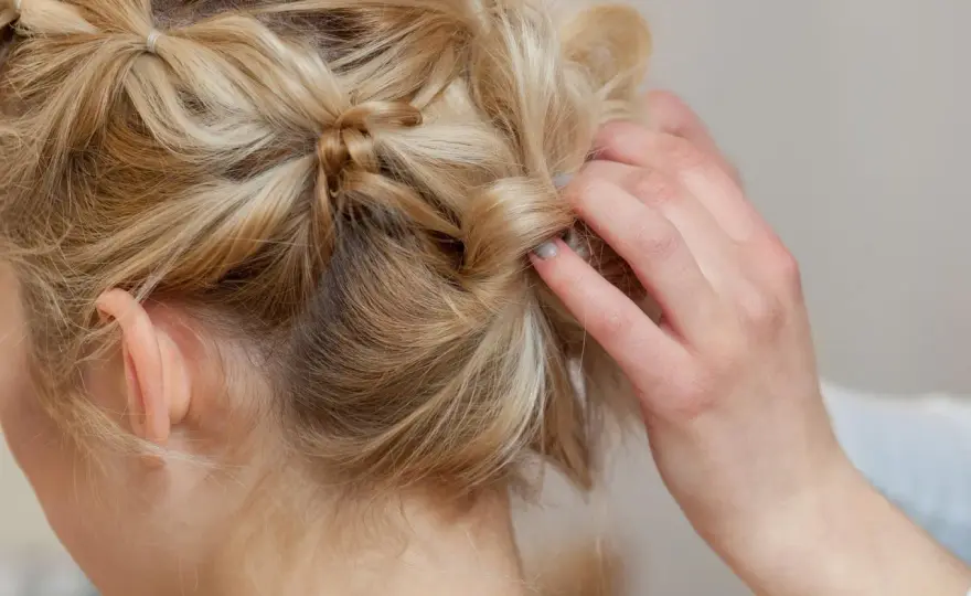 Hochsteckfrisuren mittellanges Haar - 3 Looks, die immer sitzen