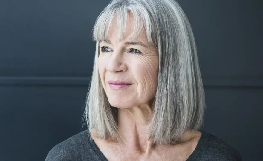 Graue Haare pflegen, färben oder natürlich tragen