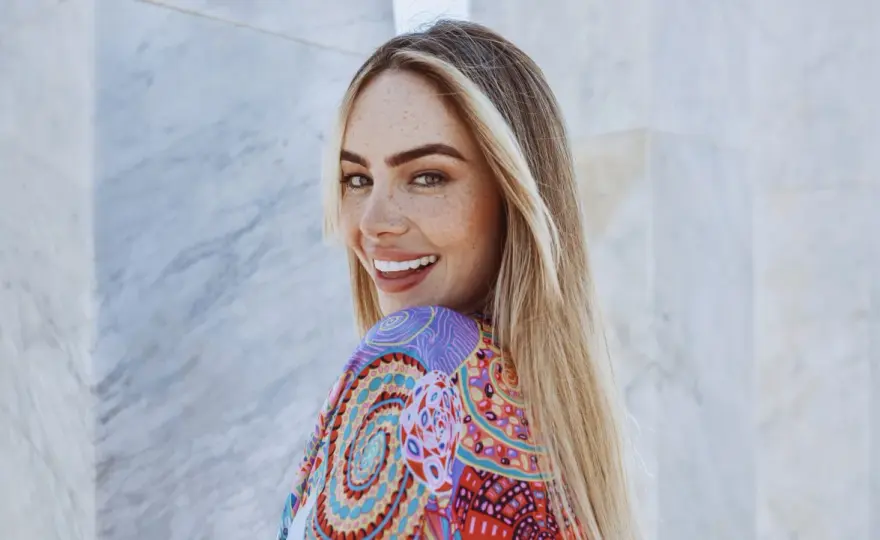 Scandinavian Hairline - Weicher Ansatz, strahlendes Gesicht