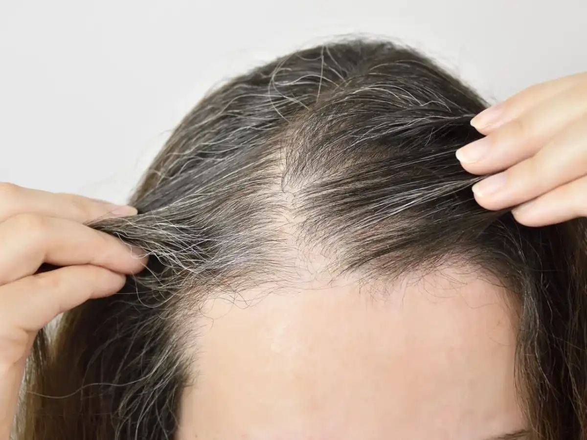 Ab wann bekommt man graue Haare? Das beeinflusst den Beginn