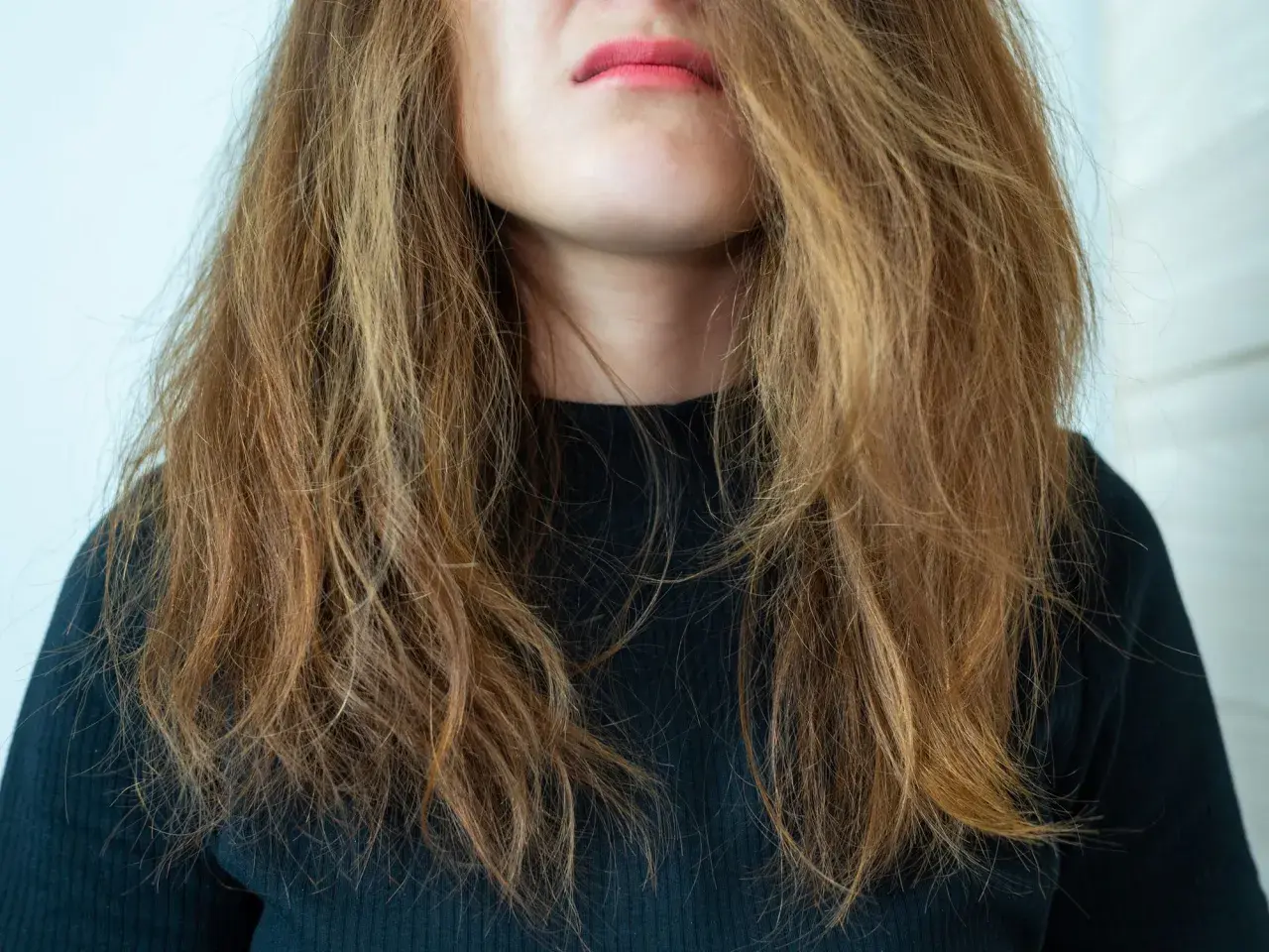 Frau mit strohigem Haar, das nach einer pre shampoo Behandlung schreit.