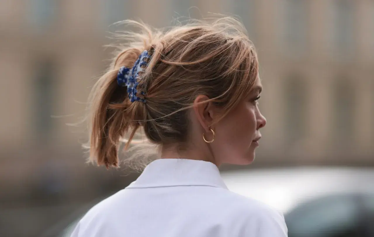 Blonde Haare hochstecken mit einer blauen Spange. Ein dezenter Look für den Alltag.