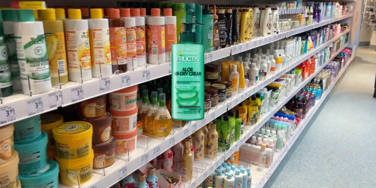 Garnier Fructis Aloe Air-Dry Cream im Regal. Viele Haarpflegeprodukte, darunter auch die gesuchte Creme, sind auf den Regalen eines Geschäfts zu sehen.