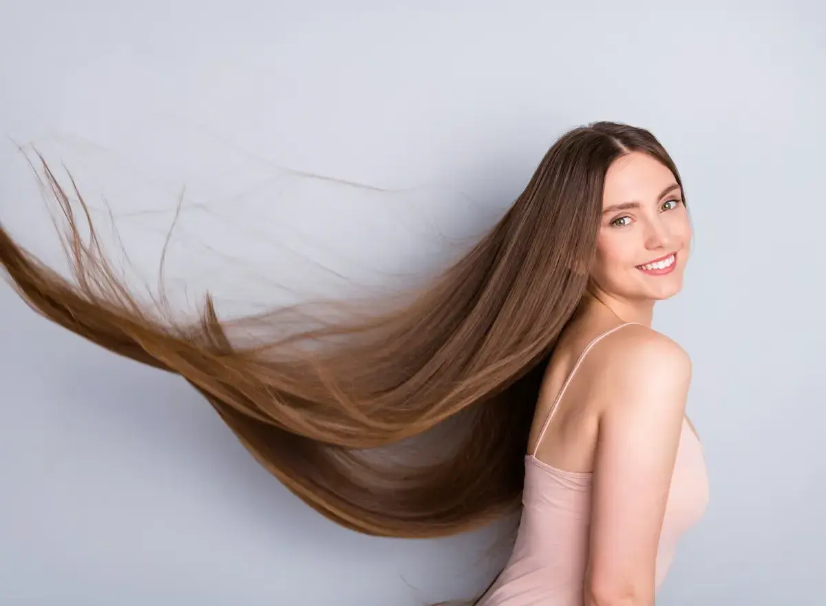 Frau mit langen, wallenden Haaren, die nach einem Jahr Haare wachsen lassen beeindruckend aussehen.