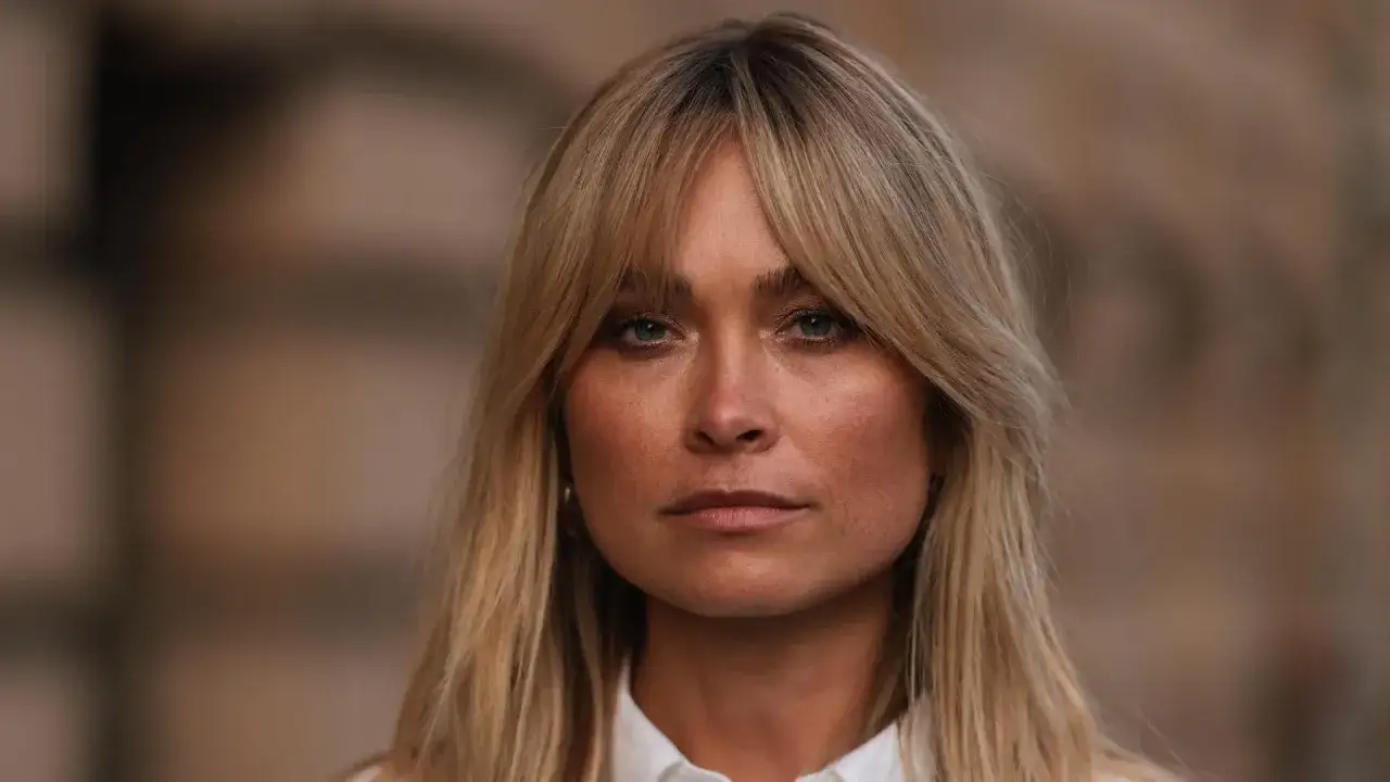 Blonde Frau mit Curtain Bangs, ein moderner Look vom Friseur.