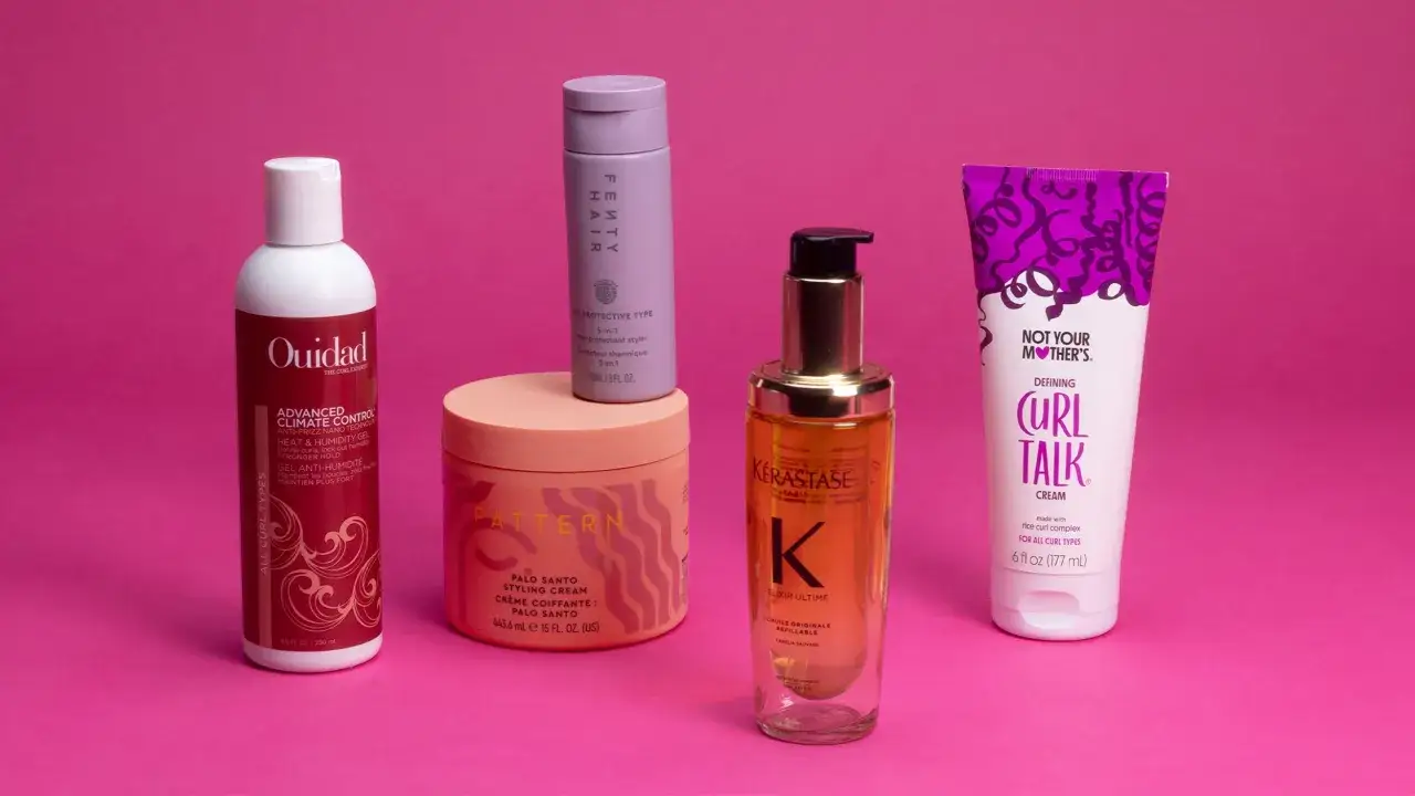 Produkte für die locken pflegen: Ouidad, Fenty Hair, Pattern, Kérastase und Not Your Mother's.
