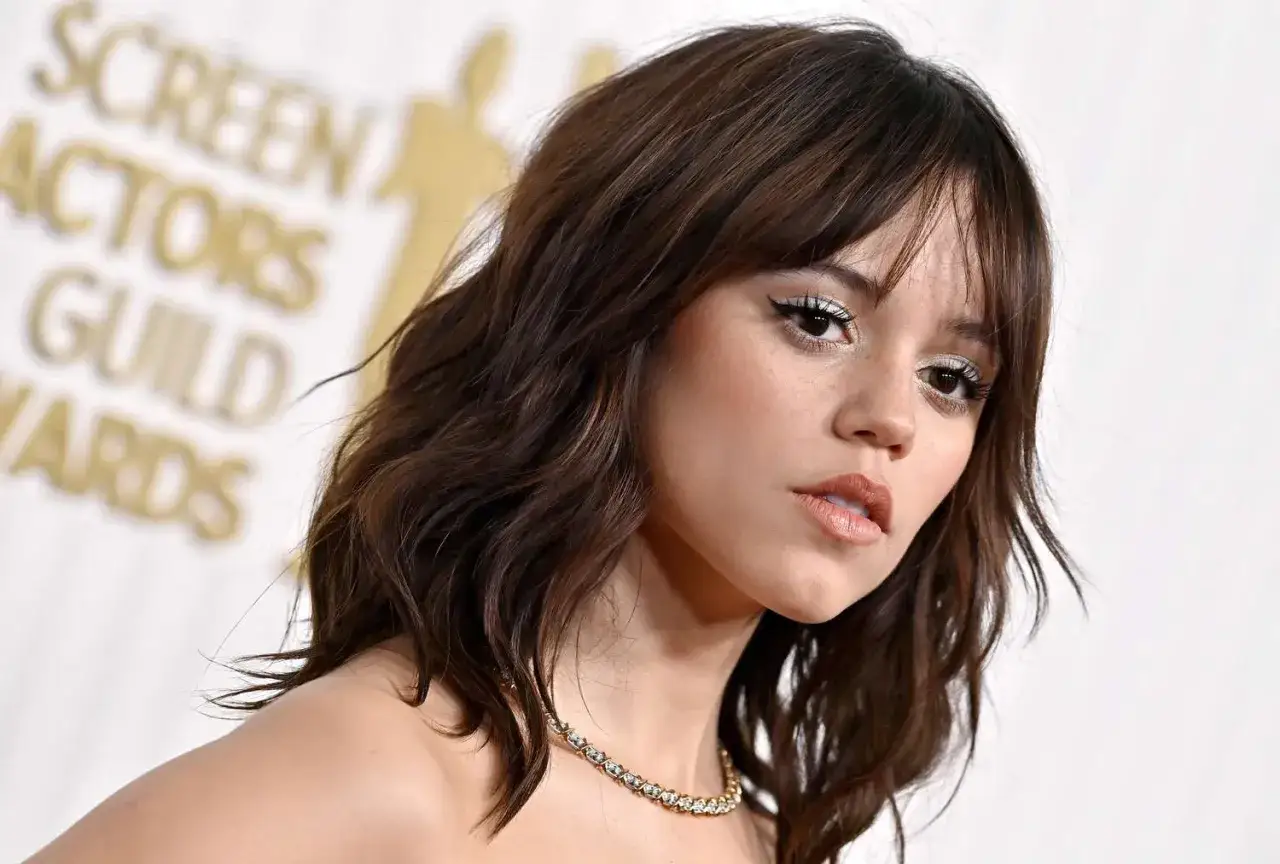 Jenna Ortega mit ihrem braunen Haar, das ihr Gesicht umrahmt, und einem dezenten Make-up.