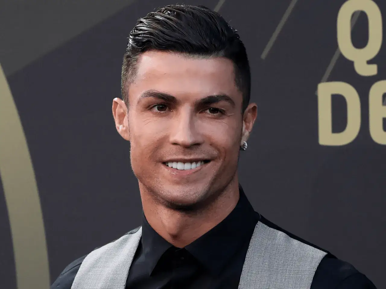 Cristiano Ronaldo mit seinem charakteristischen comb over und einem Lächeln.