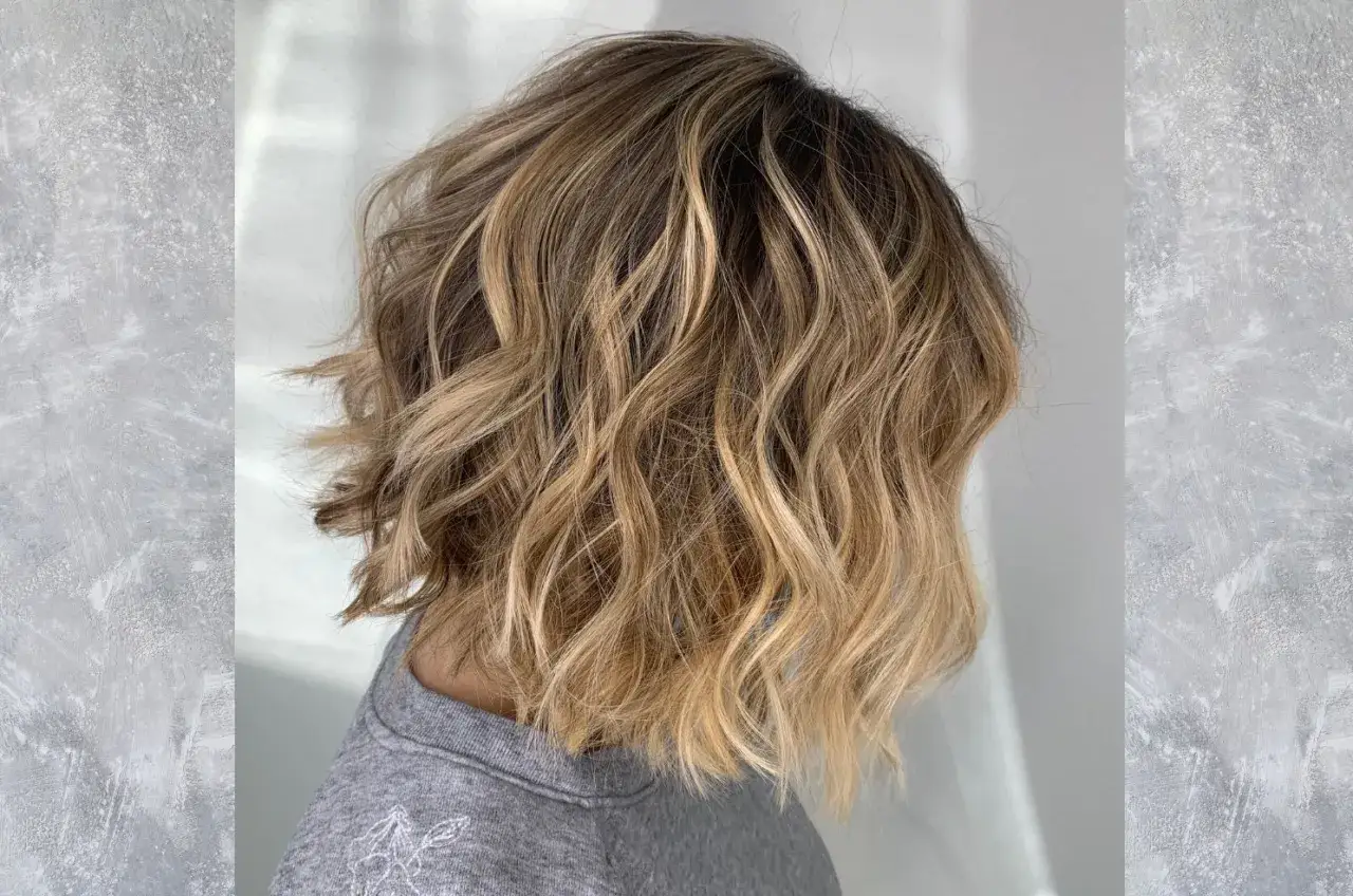 Wellenförmige, blonde und braune feine Haare, die in einem lässigen Bob gestylt sind.