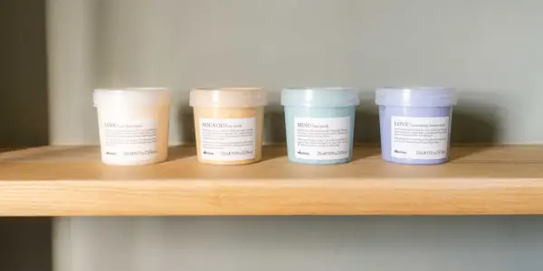 Vier Davines Haarmasken in verschiedenen Farben stehen nebeneinander. Wie oft Haarmaske verwenden? Diese Produkte bieten Pflege für lockiges, strapaziertes, coloriertes und widerspenstiges Haar.